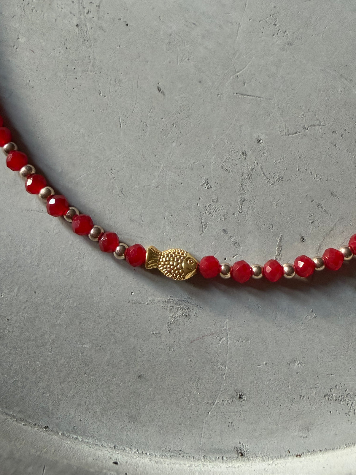 Collar con colgante de pesca