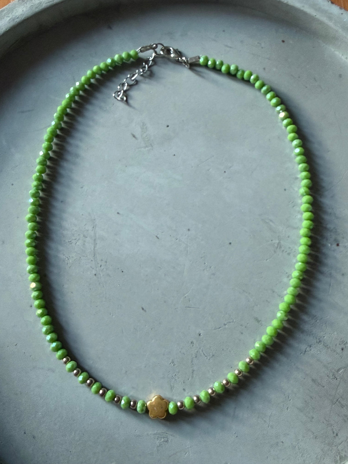 Collar verde con colgante de flor