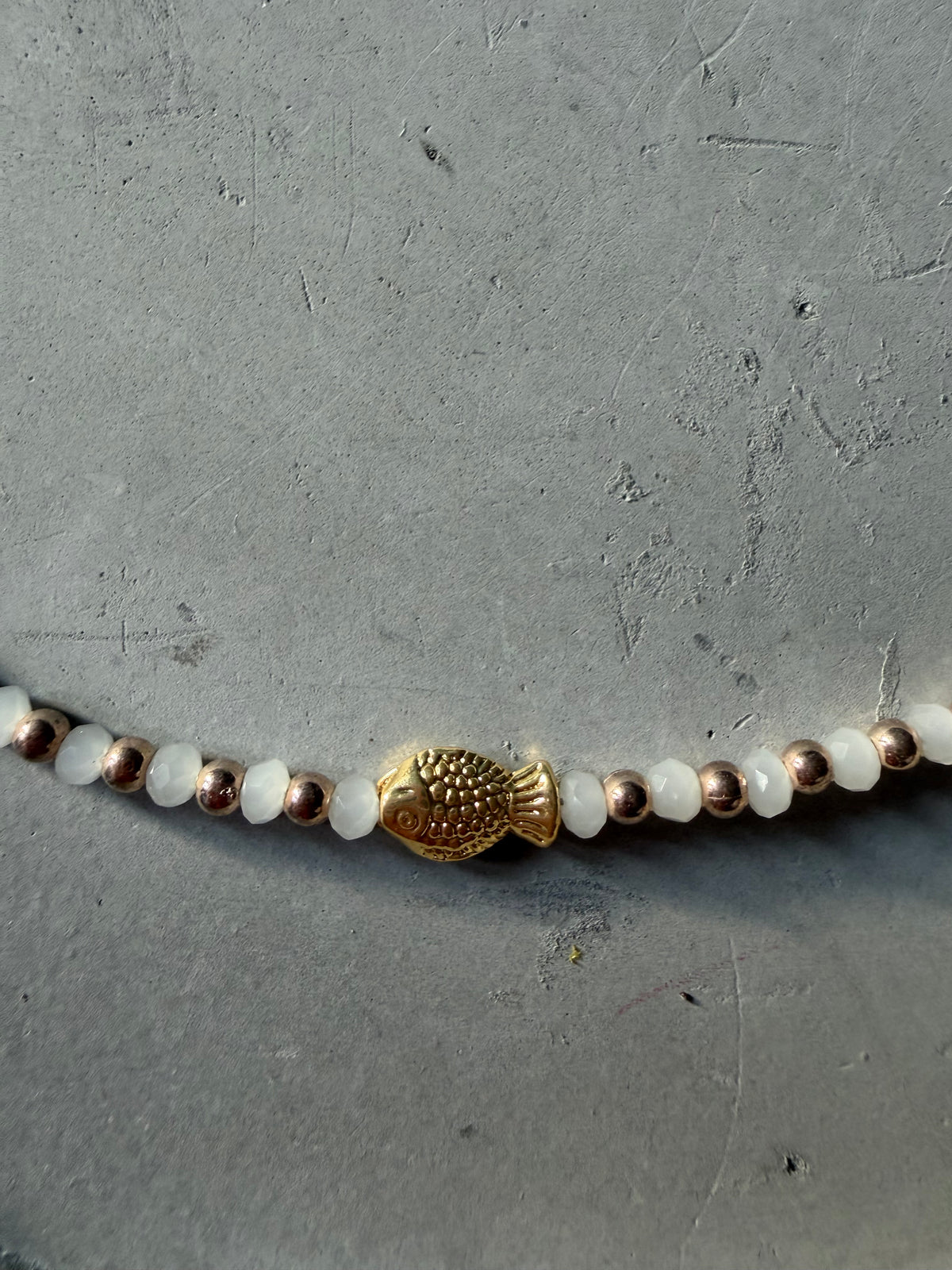 Collar con colgante de pesca