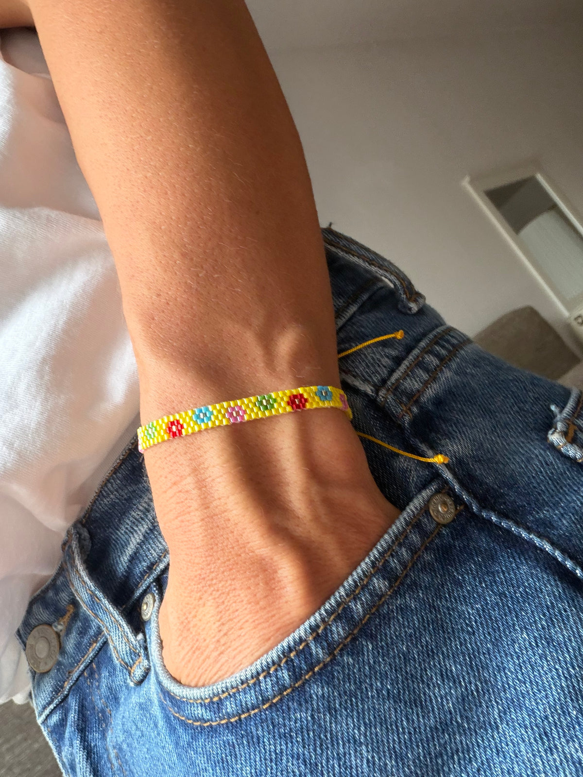 Bunte Blumen-Armbänder