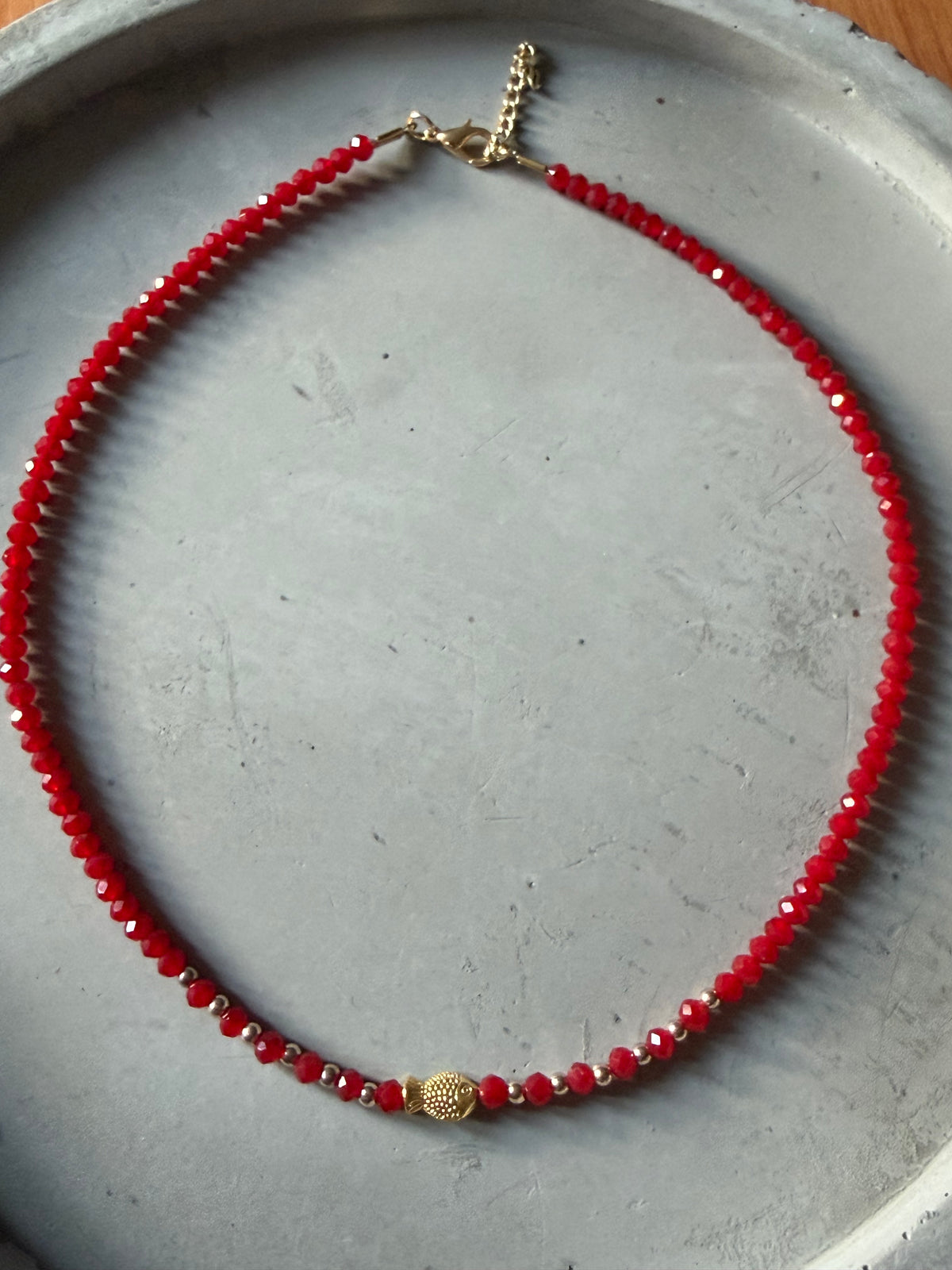Collar con colgante de pesca