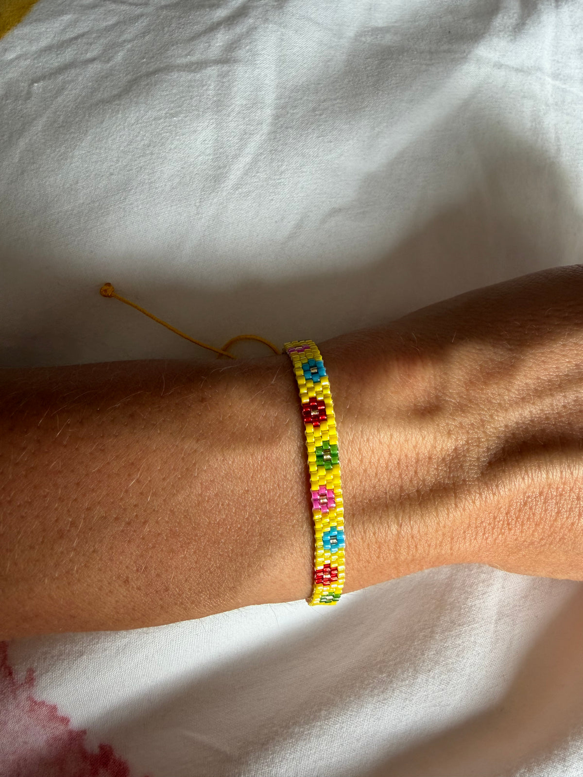 Bunte Blumen-Armbänder