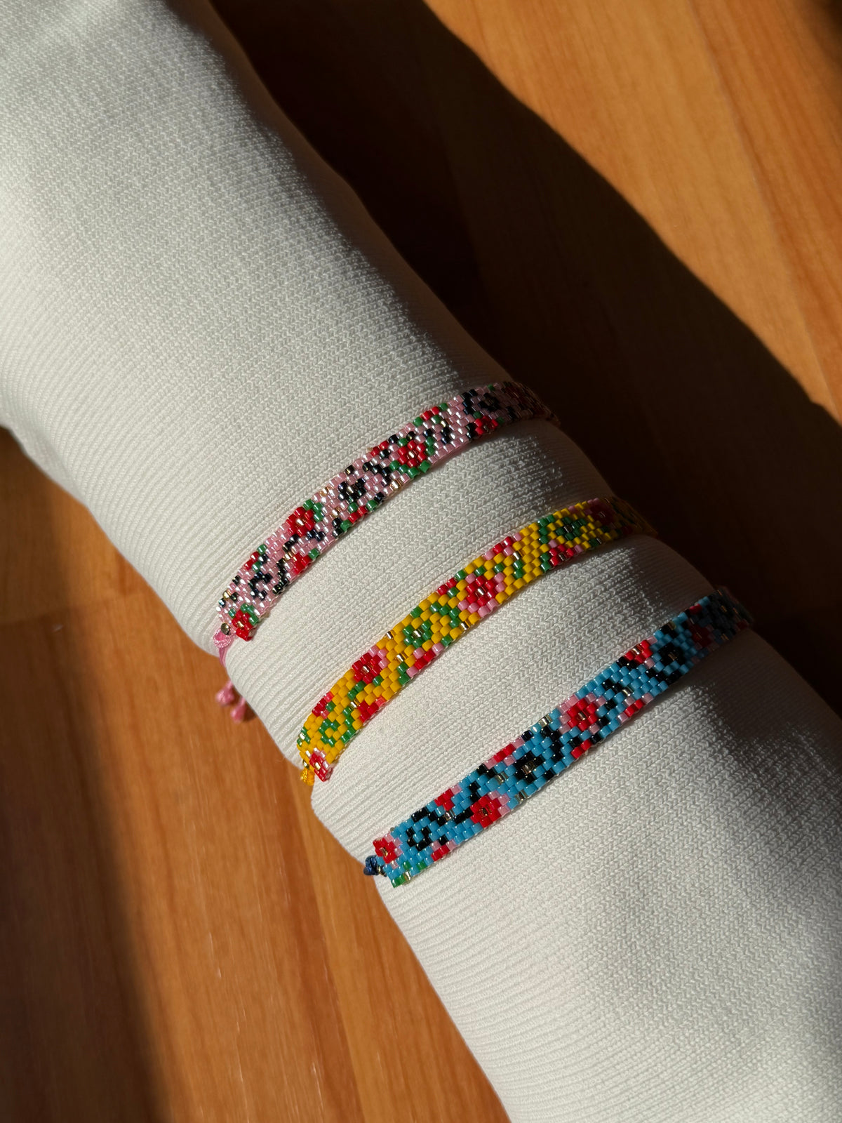 Bunte Blumen-Armbänder - 2