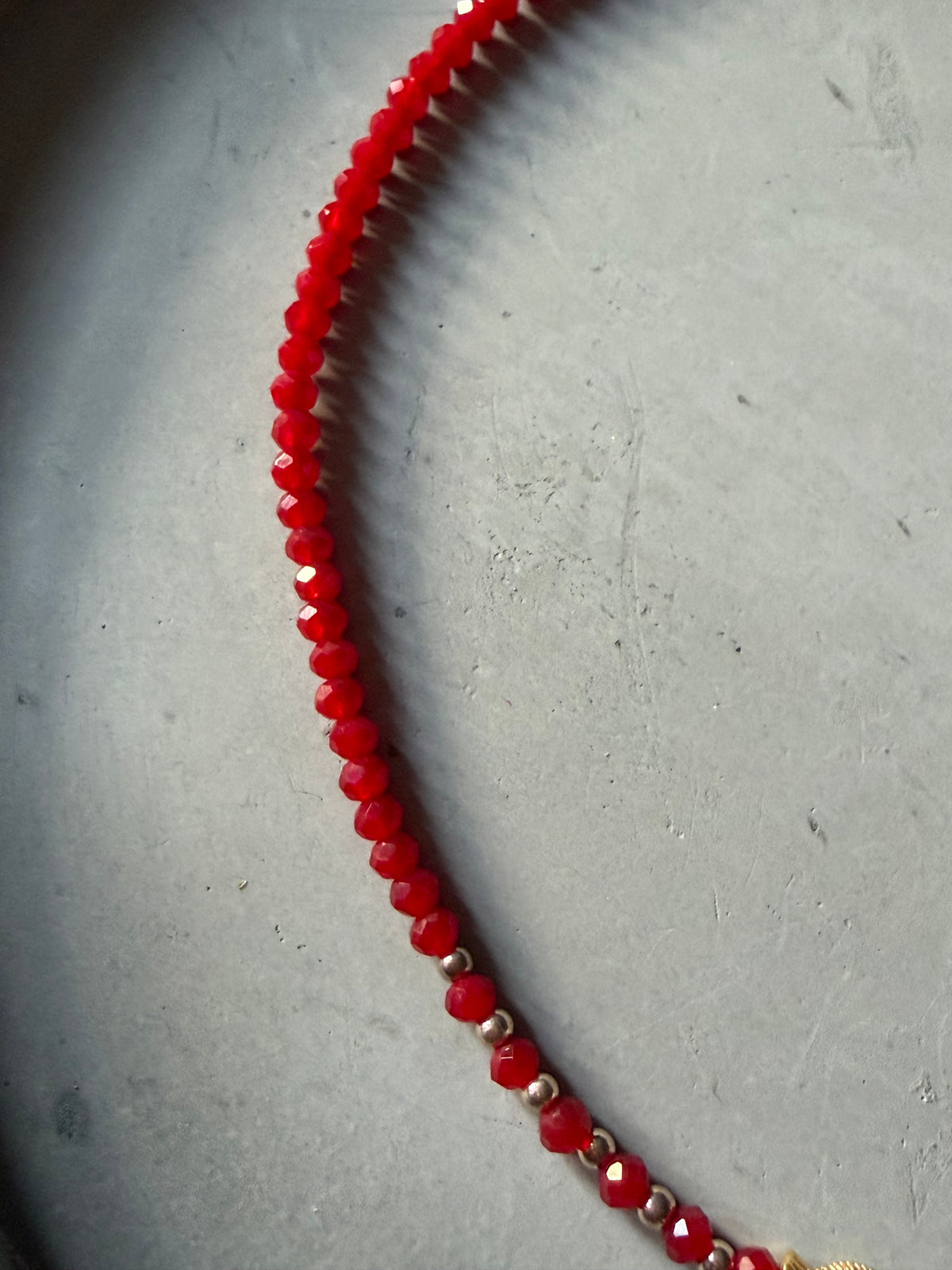 Collar con colgante de pesca