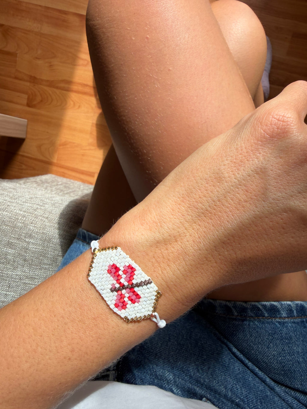 Armband mit Blüten- und Libellenmuster