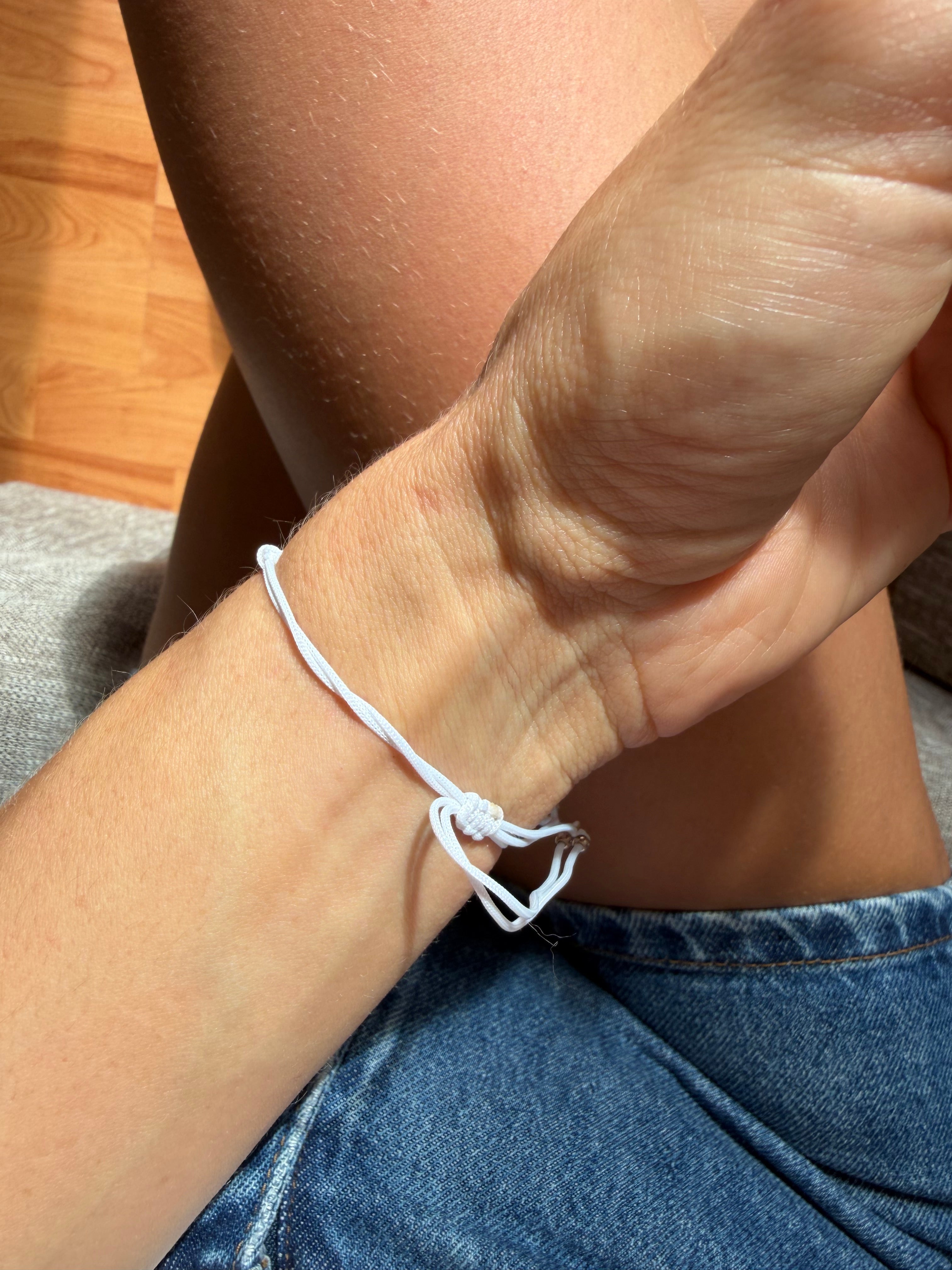 Armband mit Blüten- und Libellenmuster