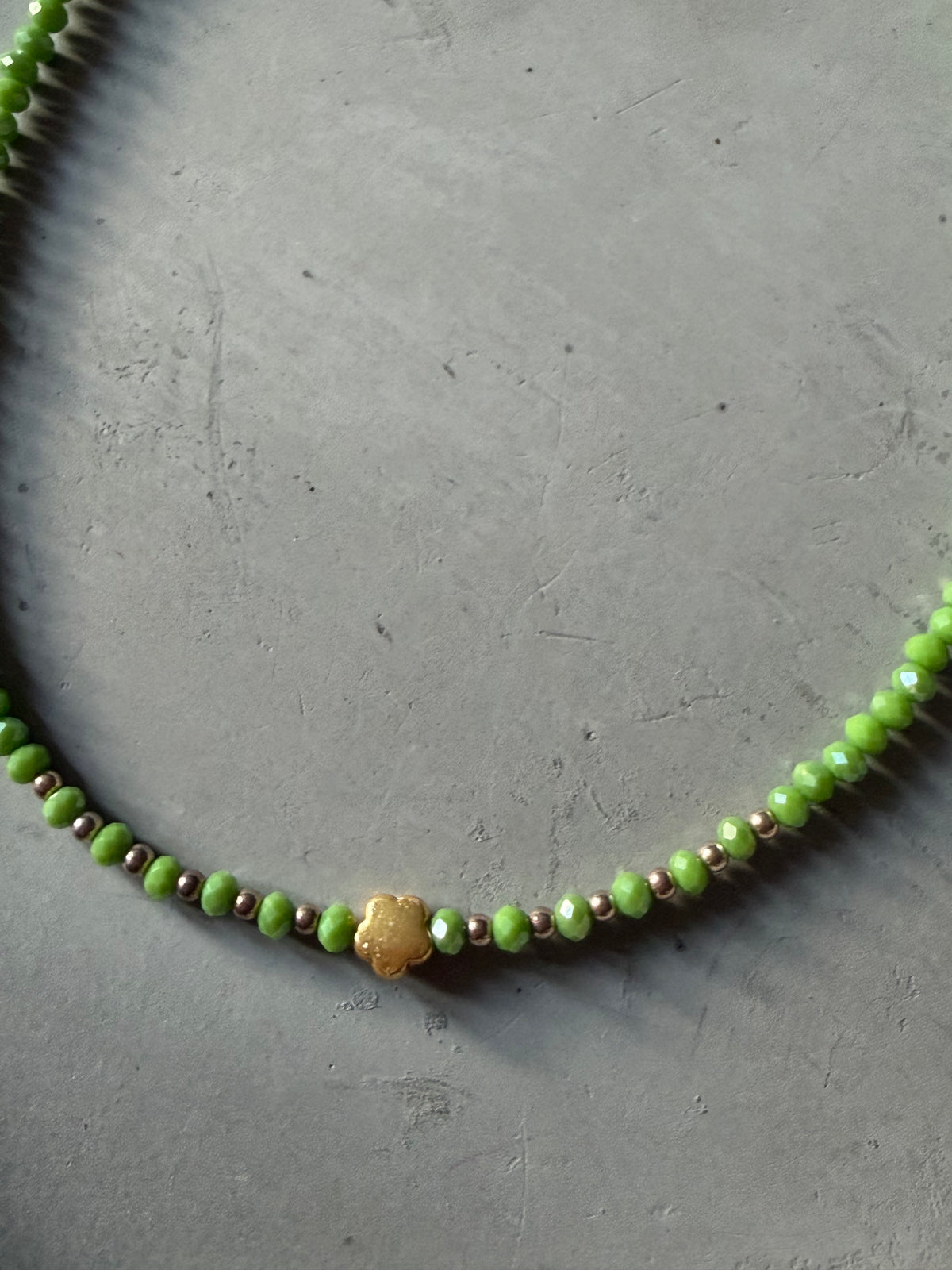 Collar verde con colgante de flor