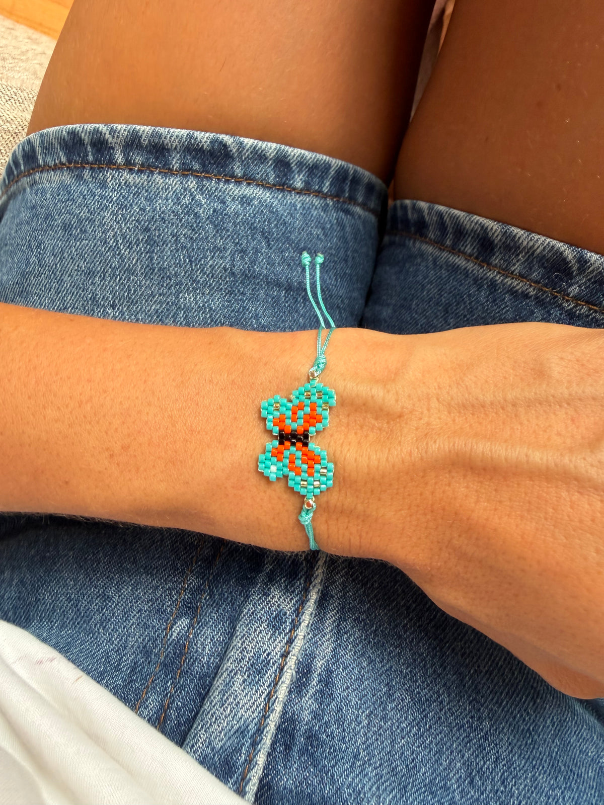 Bunte Perlenarmband in Form eines Schmetterlings