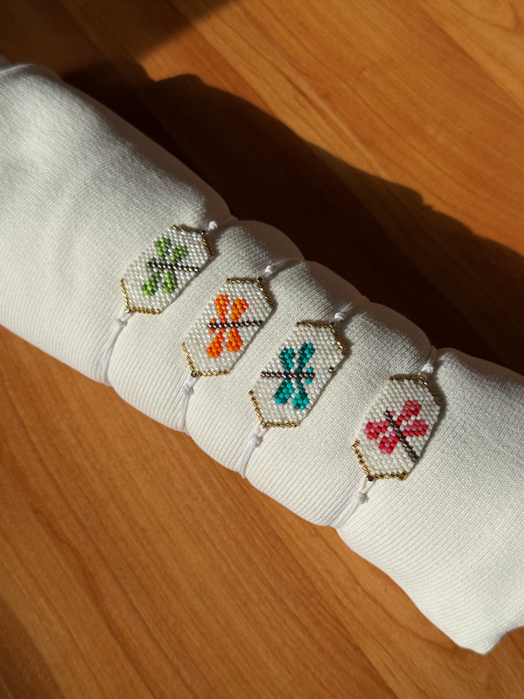 Armband mit Blüten- und Libellenmuster