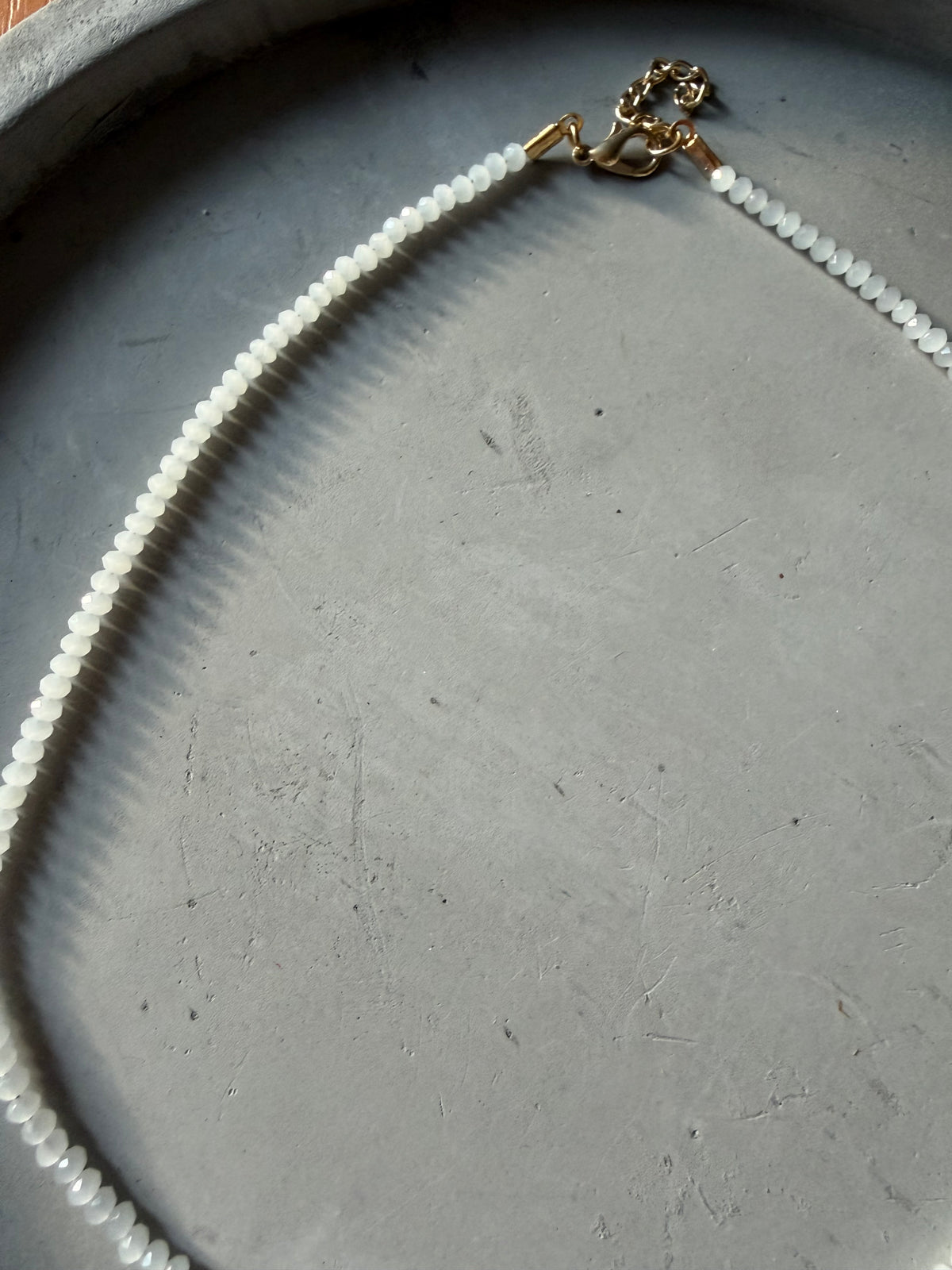 Collar con colgante de pesca