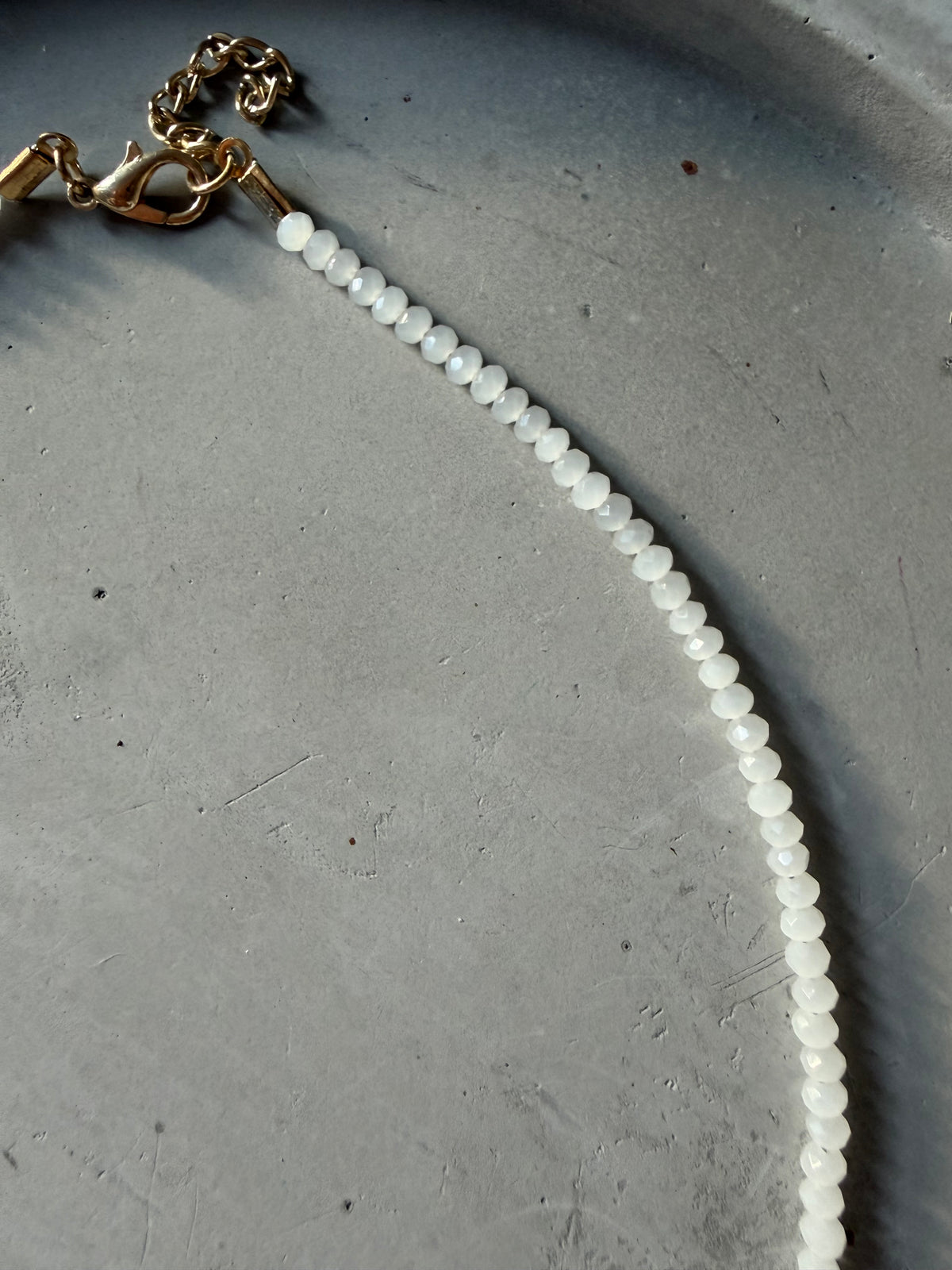 Collar con colgante de pesca