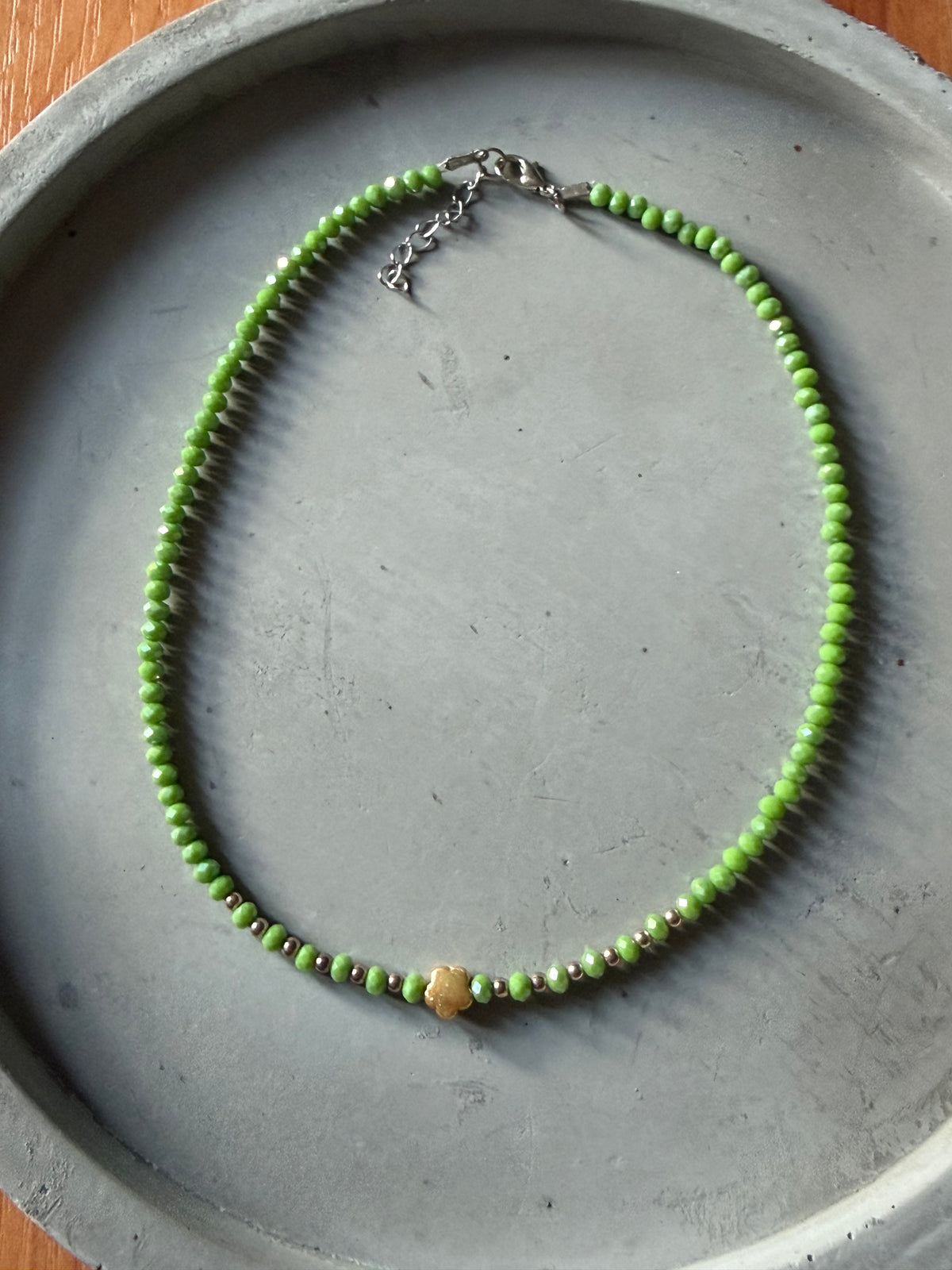 Collar verde con colgante de flor