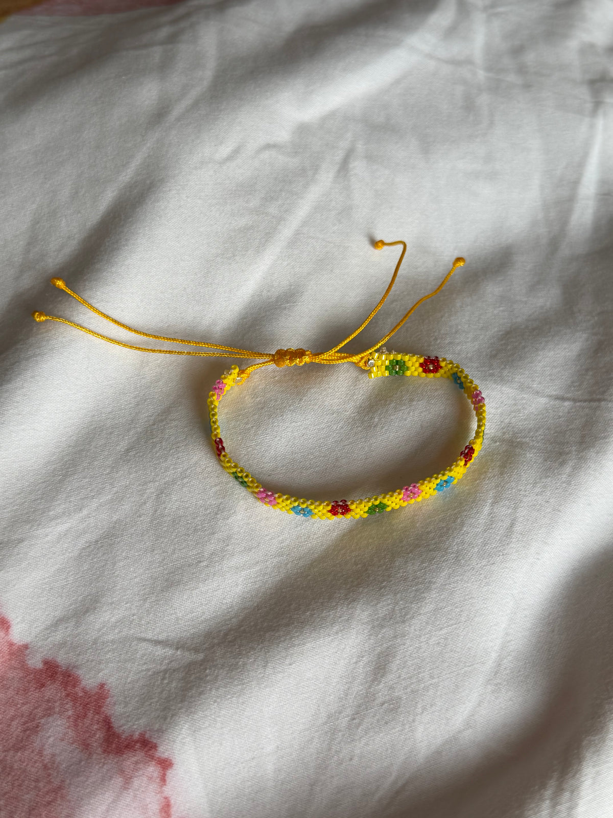 Bunte Blumen-Armbänder