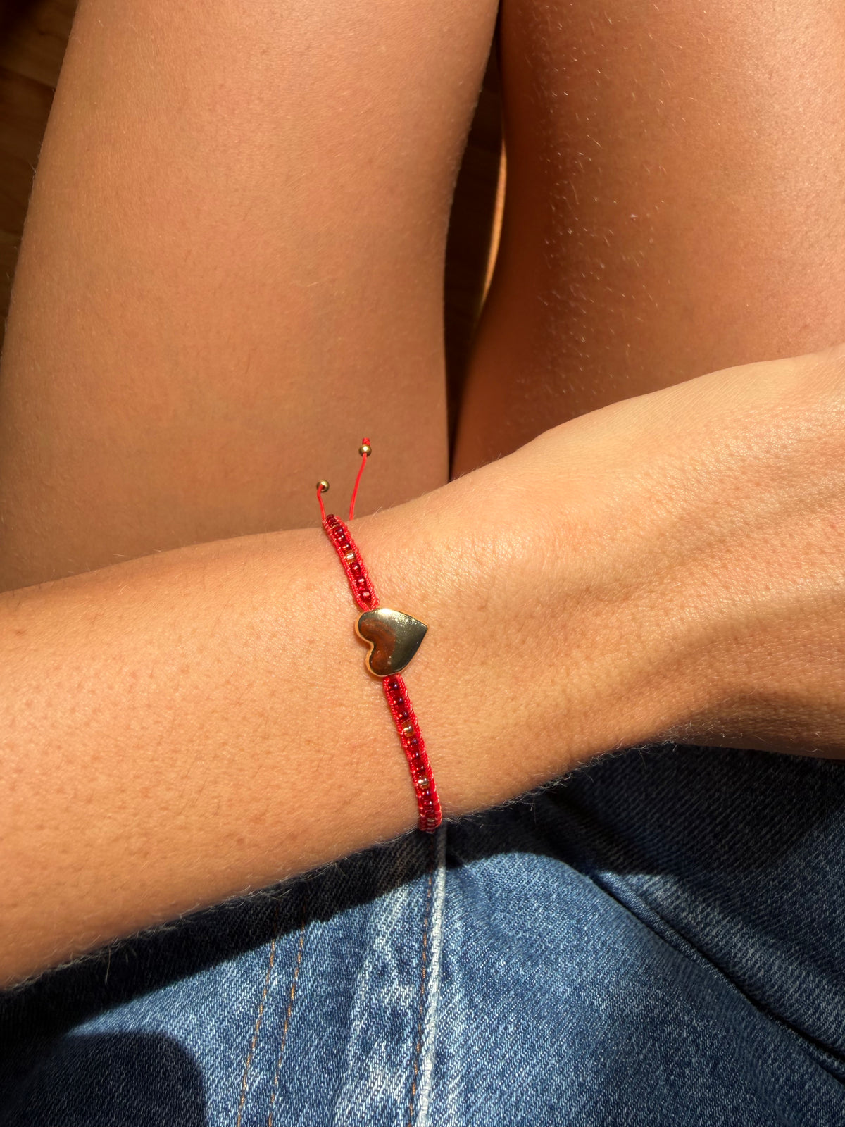 Rote Perlenarmband mit Herz-Anhänger