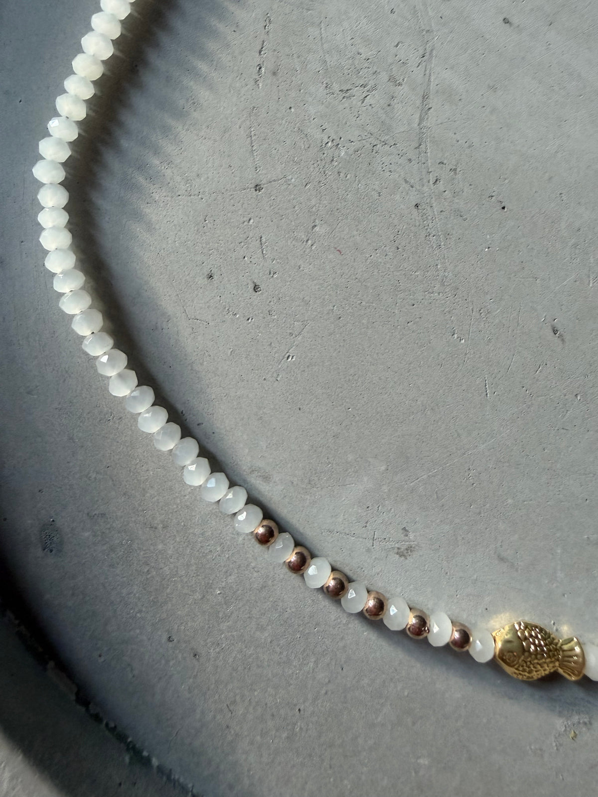 Collar con colgante de pesca