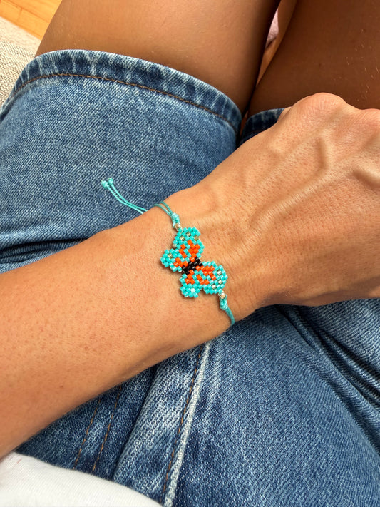 Bunte Perlenarmband in Form eines Schmetterlings