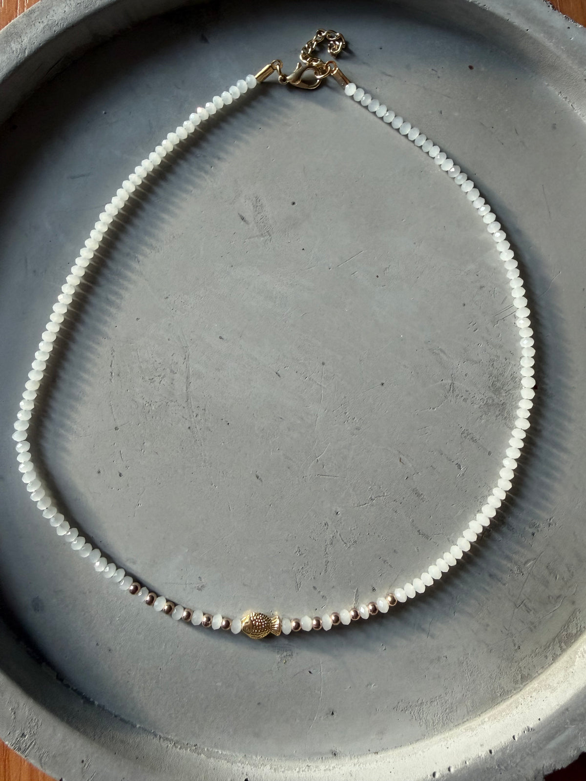 Collar con colgante de pesca