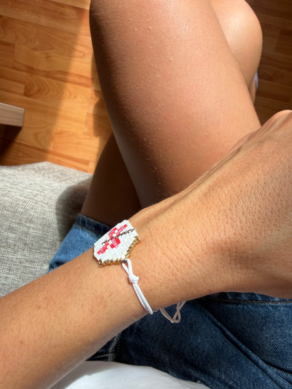 Armband mit Blüten- und Libellenmuster
