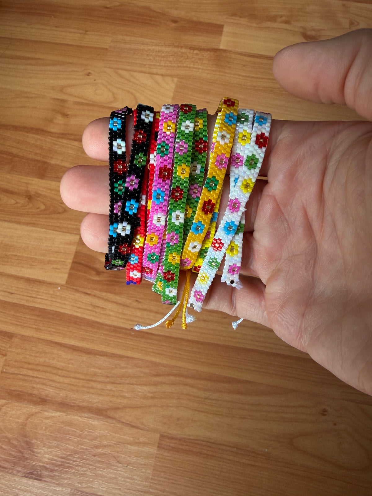 Bunte Blumen-Armbänder