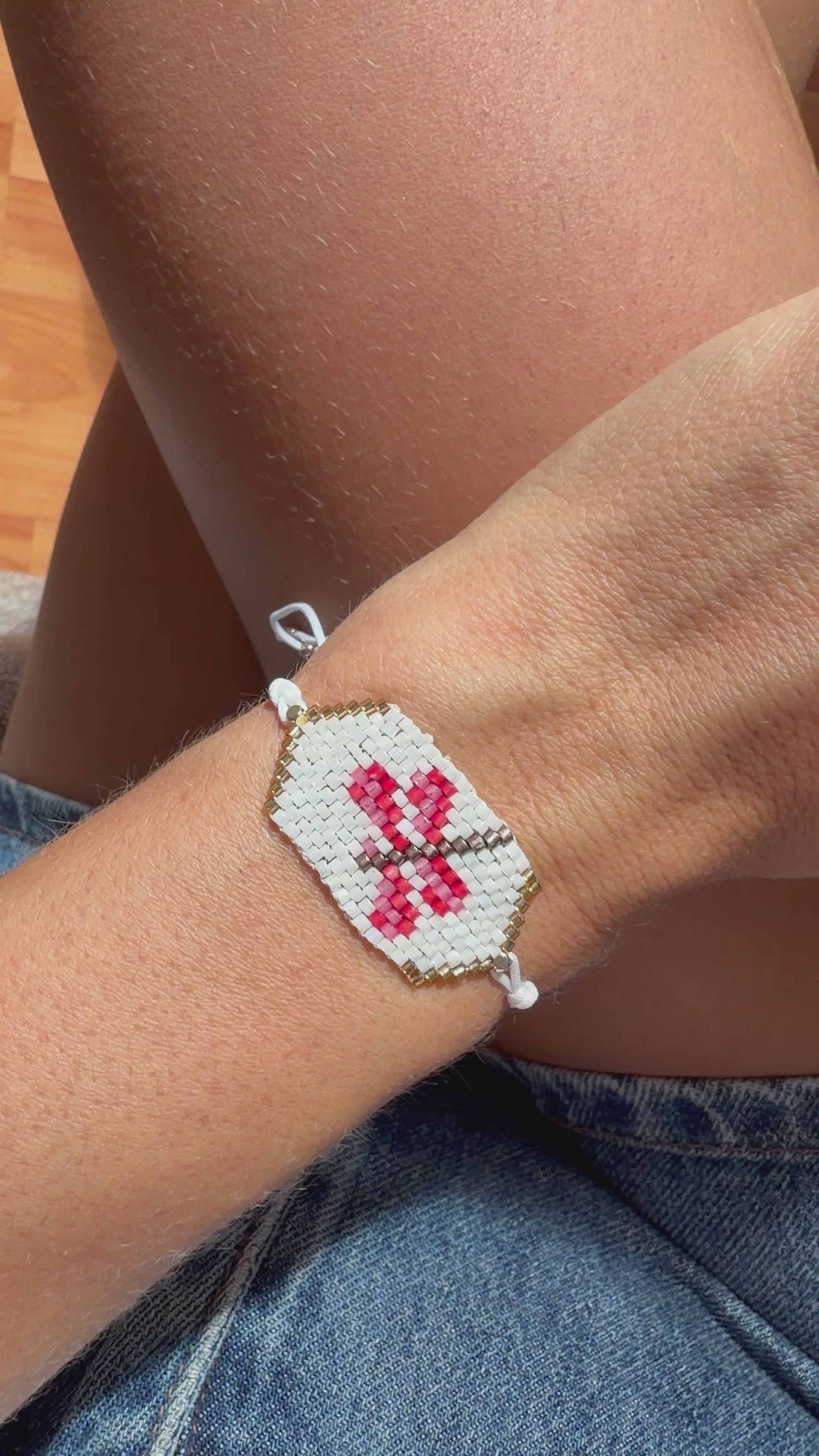 Armband mit Blüten- und Libellenmuster